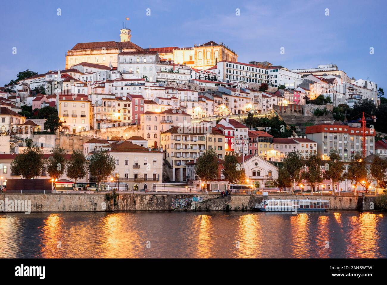 Bella e storica Coimbra cityscape con università alla sommità della collina di sera, Portogallo Foto Stock