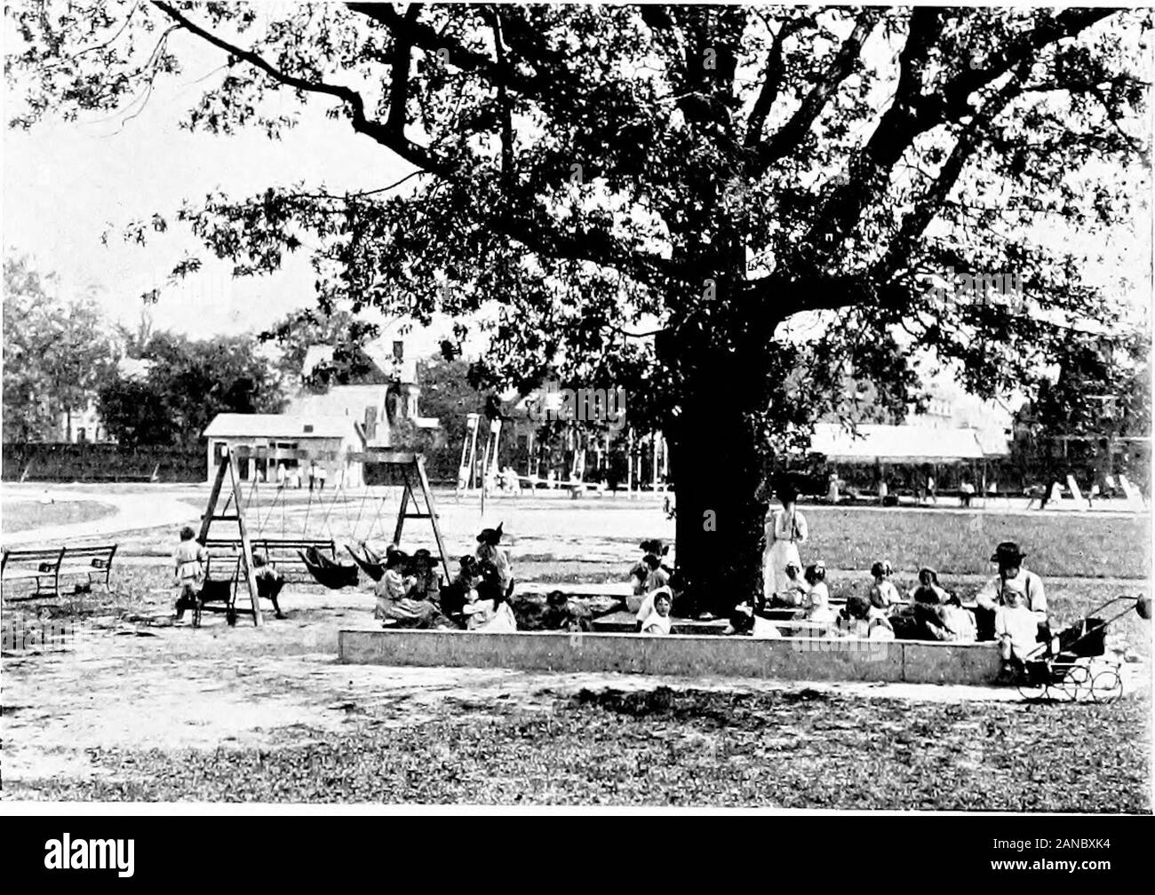 Glen Ridge : la conservazione della sua bellezza naturale e il suo miglioramento come un luogo di residenza . La scuola di commemorazione. GLEN RIDGE 33 playfields e. Nonostante il carattere aperto del borgo e il fatto che praticamente tutti i buildingsare staccato, ampi le prenotazioni devono essere effettuate in timefor parchi e campi da gioco. Il carattere molto ofGlen creste edificazione diventa un pericolo se dipendono-ence per la pubblica ricreazione è collocato su cantieri privati.Queste si riveleranno insufficienti e inadeguate. Esso isoften vero che villaggi e città paese lesspublic offrono opportunità per i giochi e sport Foto Stock