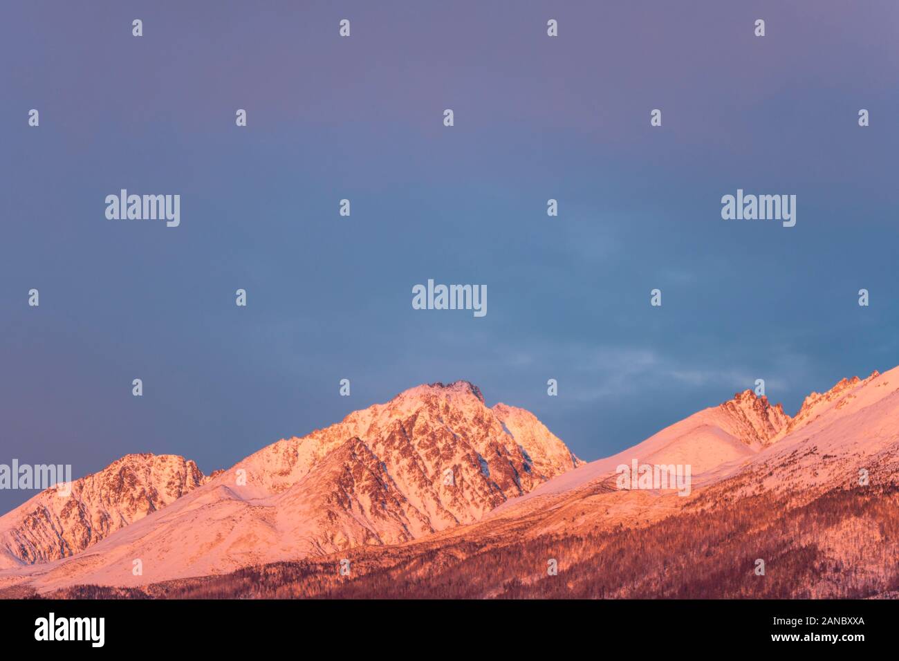 Una vista dell'illuminata vivamente Alti Tatra durante il sunrise. La Slovacchia, Europa Foto Stock