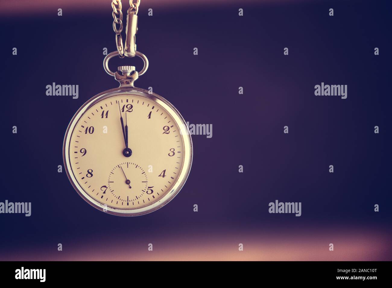 Il passare del tempo concetto. Il vecchio orologio da tasca. Data di scadenza, l'esecuzione al di fuori del tempo e di urgenza. Foto Stock