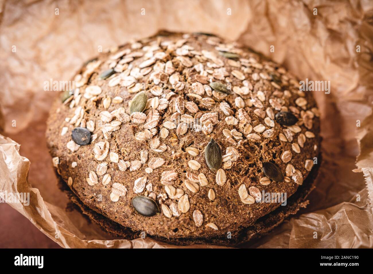 Grano intero tradizionale pane di segale in marrone carta pergamena Foto Stock