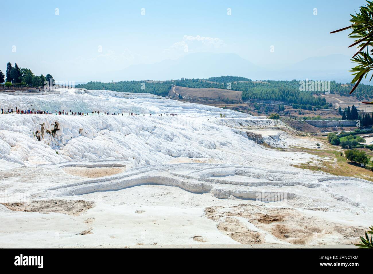 Vista la singolare Pamukkale complesso naturale con le bianche scogliere. Pamukkale travertini senza acqua. Foto Stock