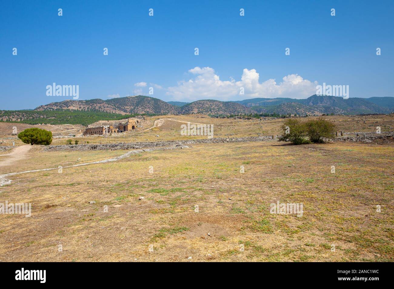 Paesaggio colorato con le rovine della città antica di Hierapolis in Turchia. Foto Stock