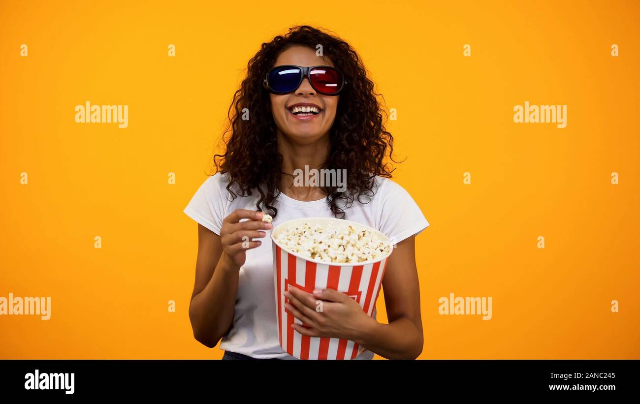Nero donna in occhiali 3d mangiare popcorn e guardare film di commedia, tempo libero Foto Stock