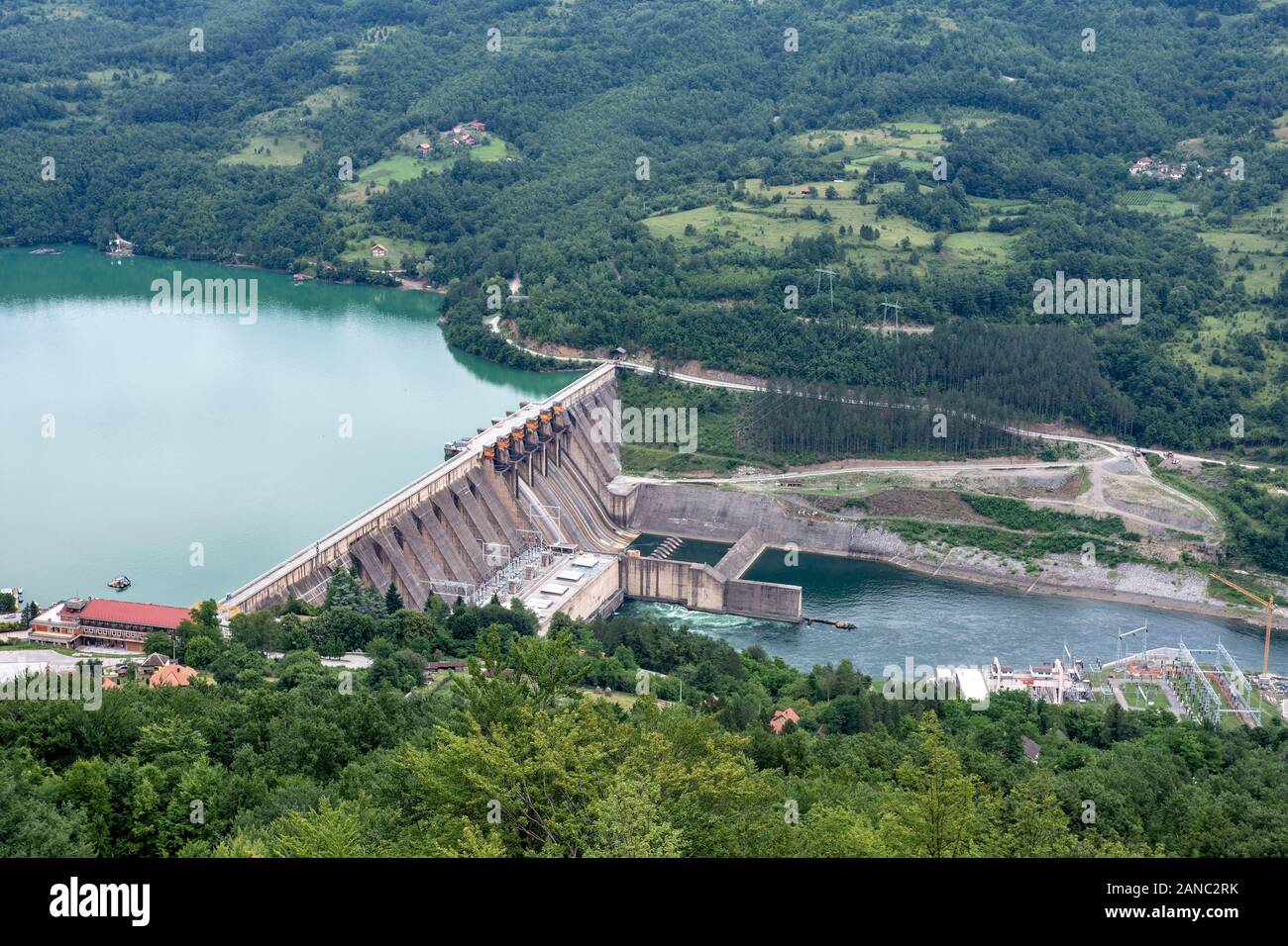 Perucac lago artificiale e la grande diga sul Tara Parco Nazionale. Centrale idroelettrica. Foto Stock