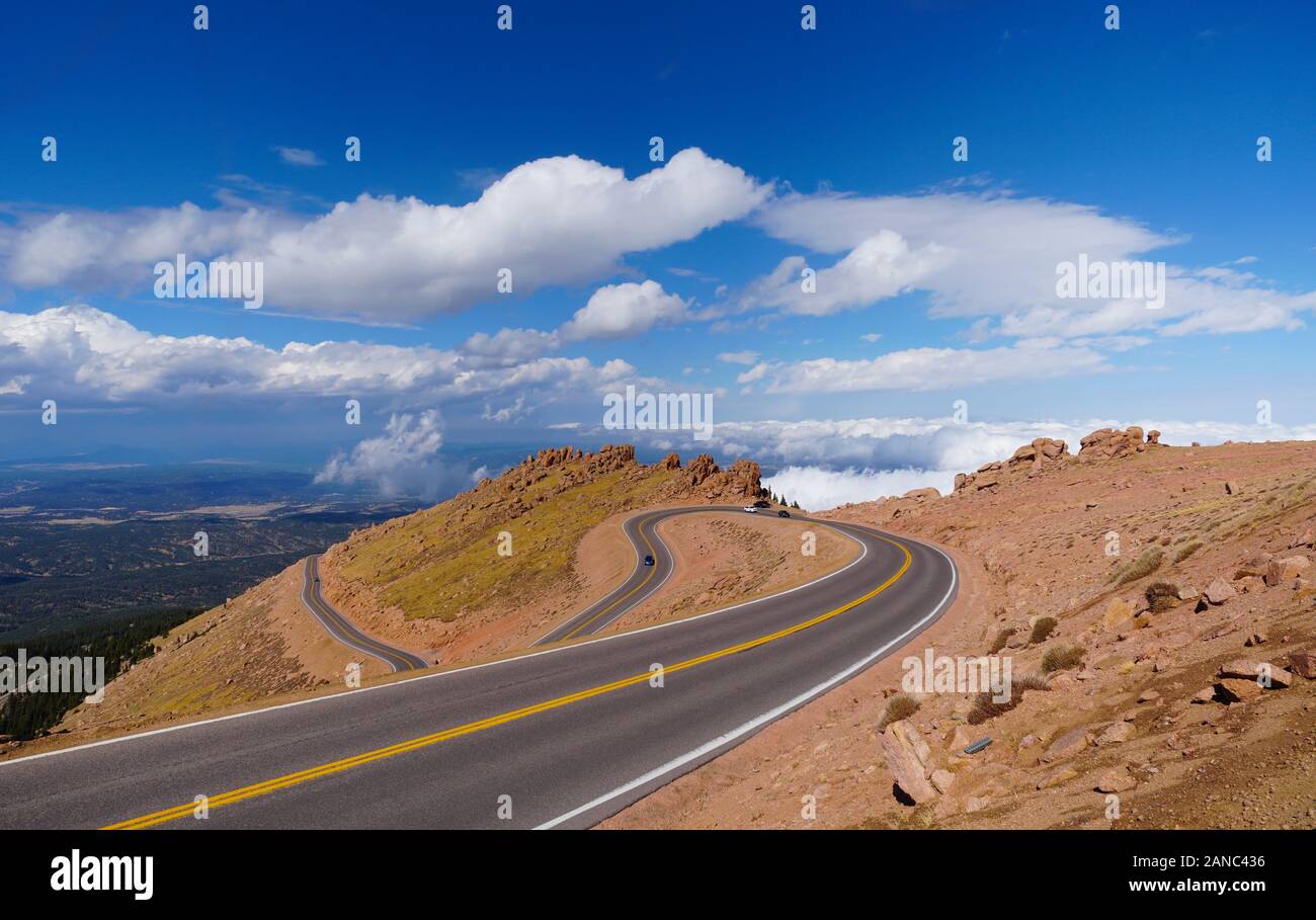 Guardando verso il basso sulla strada che porta i visitatori a e dalla vetta del Pikes Peak. Foto Stock