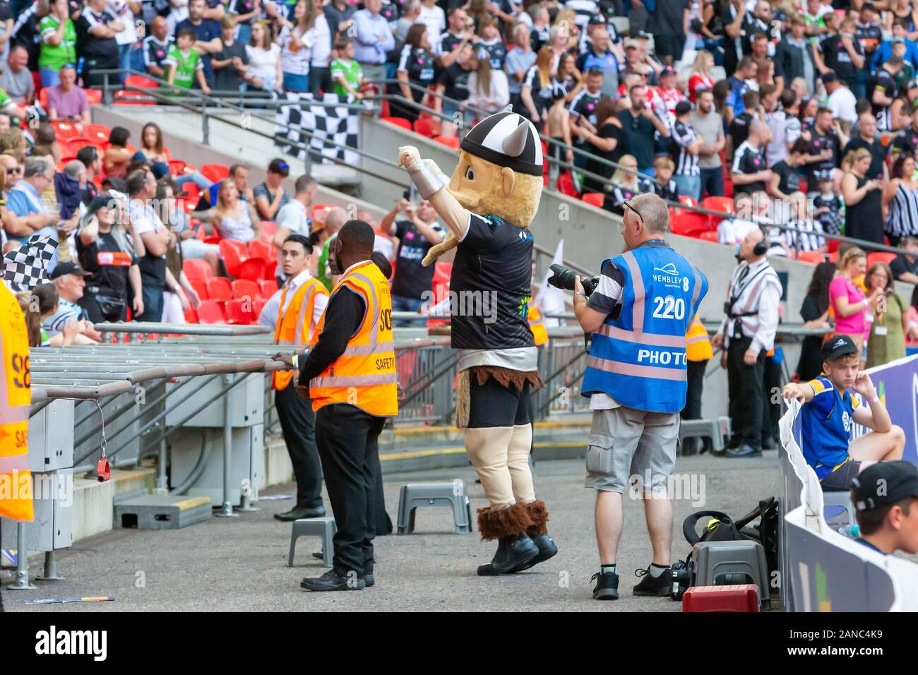 Kemik il Viking, Widnes Vikings' mascotte, si impegna con la folla prima dell'AB prendisole Rugby League 1895 Cup a Wembley in 2019 Foto Stock