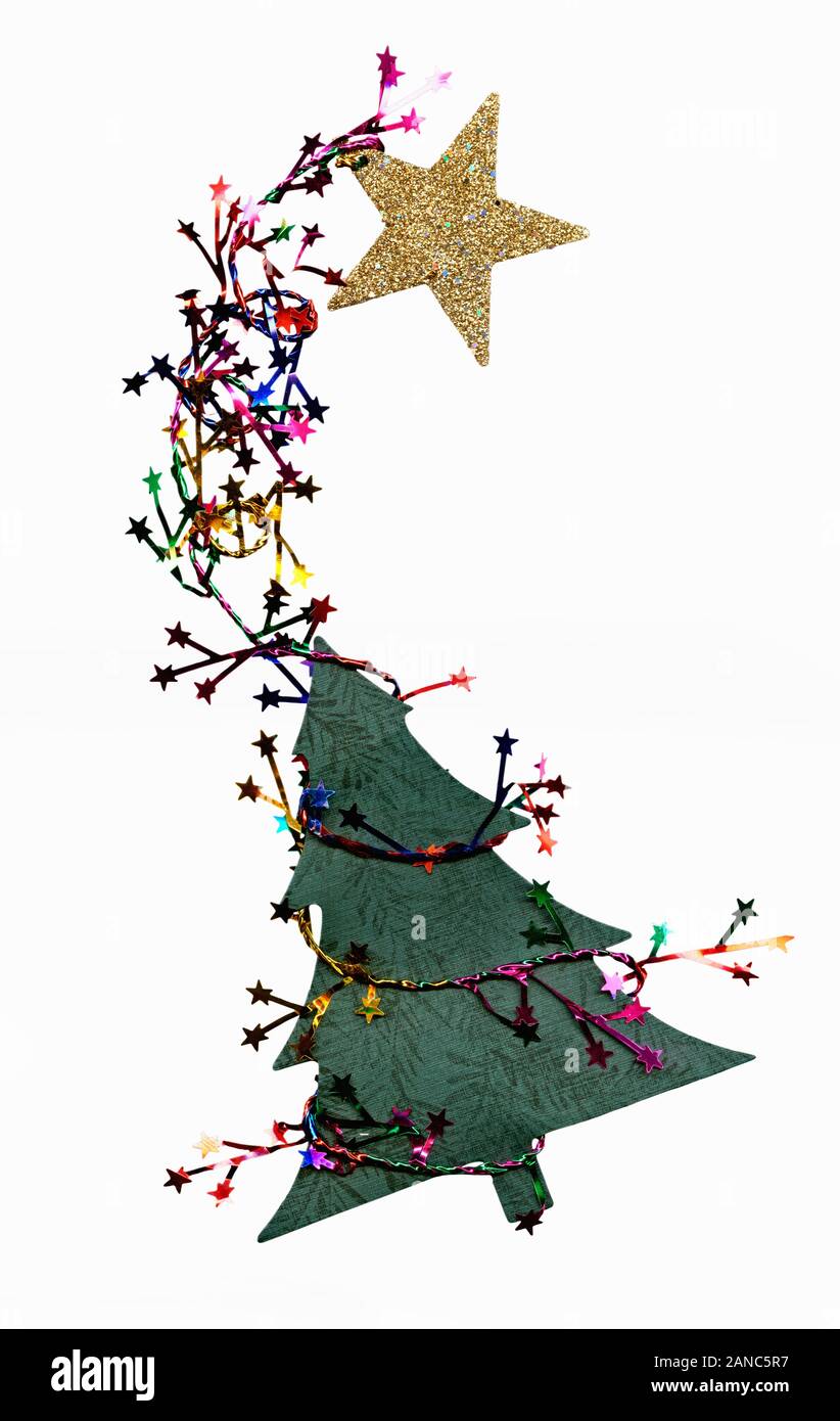 Fatti a mano di colore verde carta albero di Natale con decorazioni e la ghirlanda. Isolato su uno sfondo bianco. Questa è una scansione ad alta risoluzione. Foto Stock