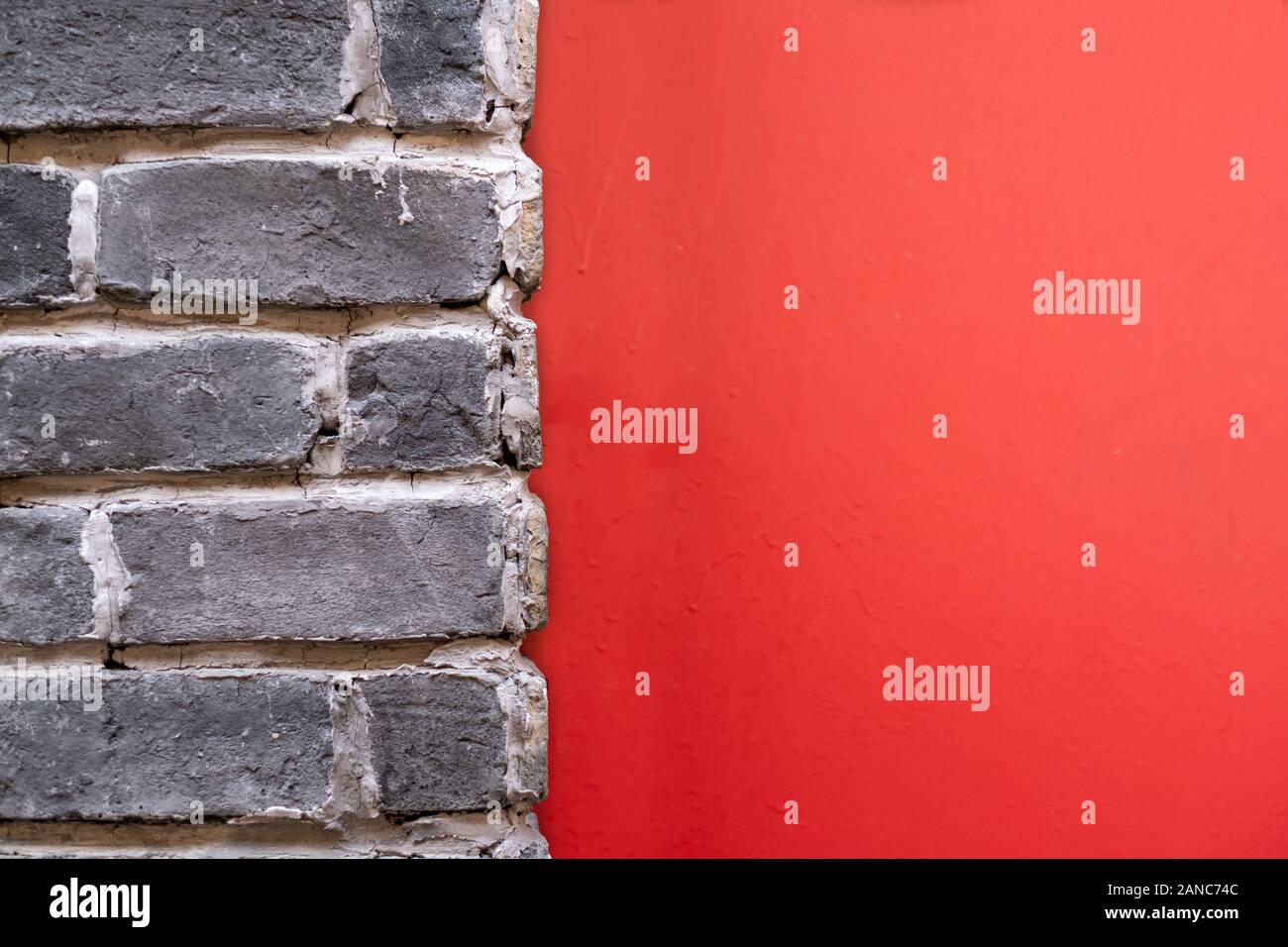 Combinazione di metallo rosso e grigio Sfondo mattone Foto Stock
