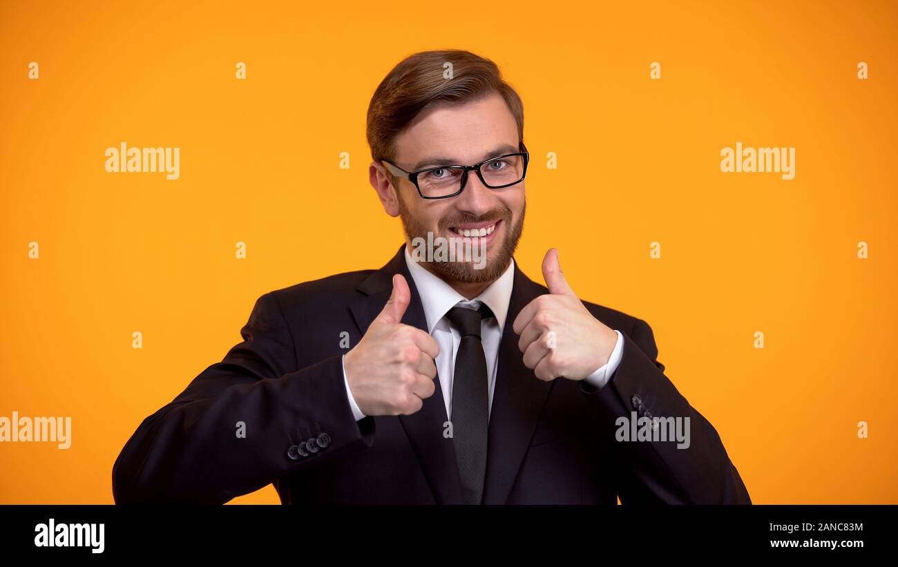 Estremamente felice lavoratore di ufficio che mostra Thumbs up, investimenti di successo, trattativa Foto Stock