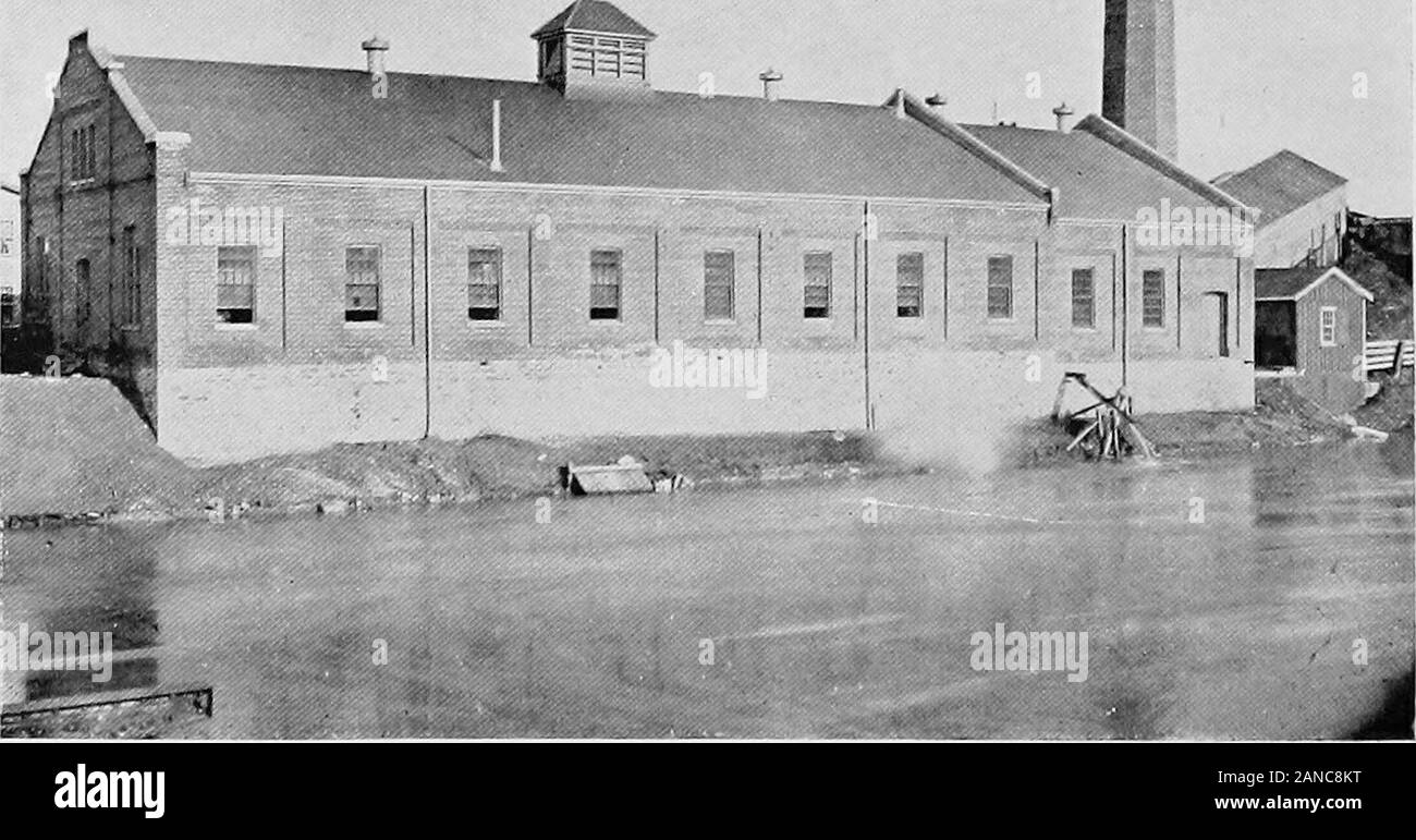 Città di Londra, Ontaro, CanadaThe periodo pionieristico e la Londra di all-day . Londra ELECTKIC luce funziona. In ONTARIO, CANADA. 169 il personale di tale carta, quale posizione heretained per una lunghezza di tempo, quando giacciono ri-girare la Fieo premere, che è ora,sebbene ancora una joint stock company, controllatodal i suoi figli, Walter e Arthur Blackburn.L'inserzionista è stata fondata nel 1808 da JohnCameron il presente capo. Il rev. J. H. Rob-inson aveva un ufficio dove il EvangelicalWitness è stata pubblicata e lavoro su printingcarried. Nelle prime fasi del GOs Thomas Evanswas m carico di questo ufficio e pubHshedthe News, di whic Foto Stock