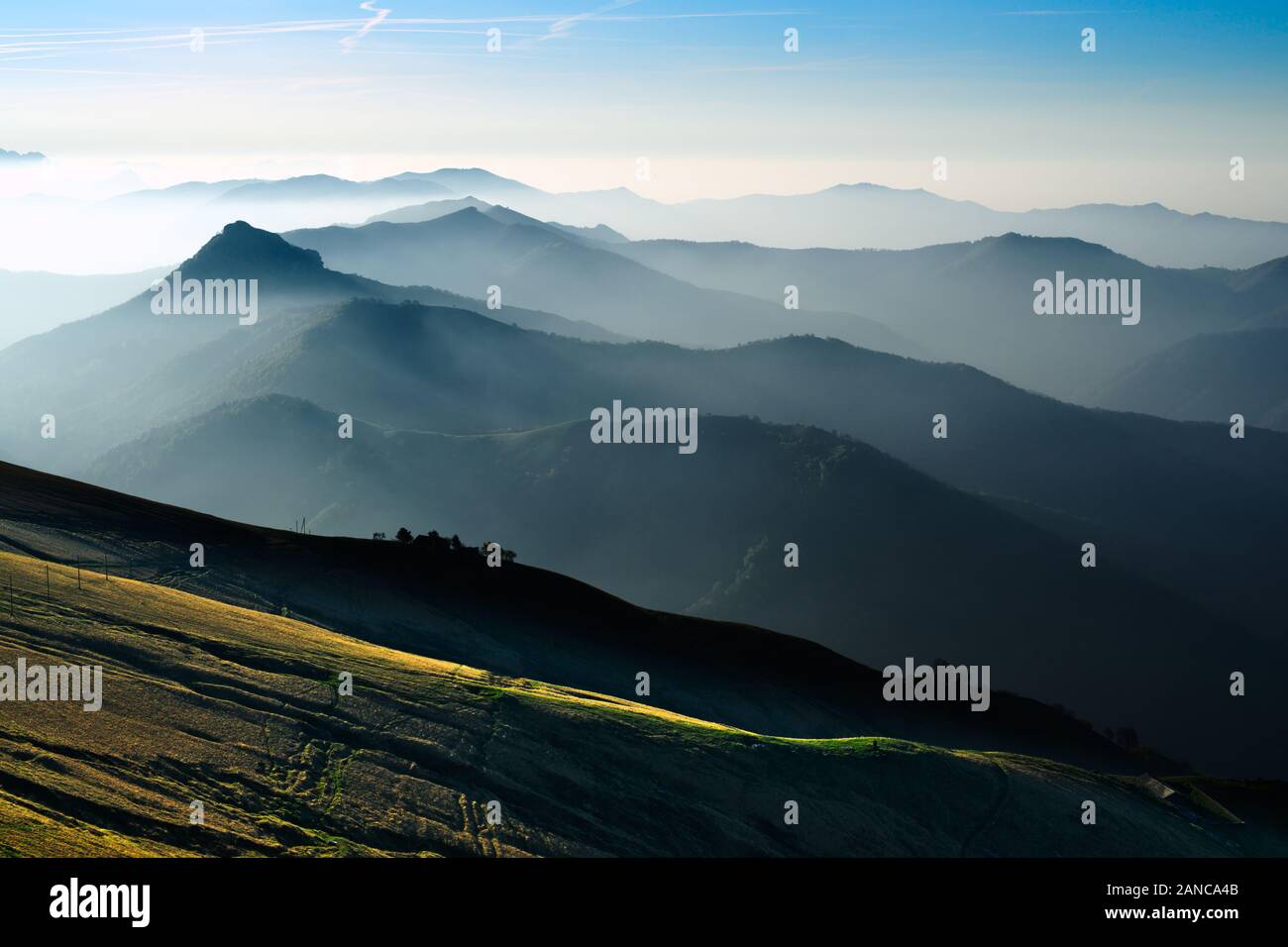 Vista in elevazione del sunrise visto dalla vetta del Monte Generoso (1704 m, Ticino, Svizzera). Sullo sfondo sono il lombardo pre-Alpi (Italia). Foto Stock