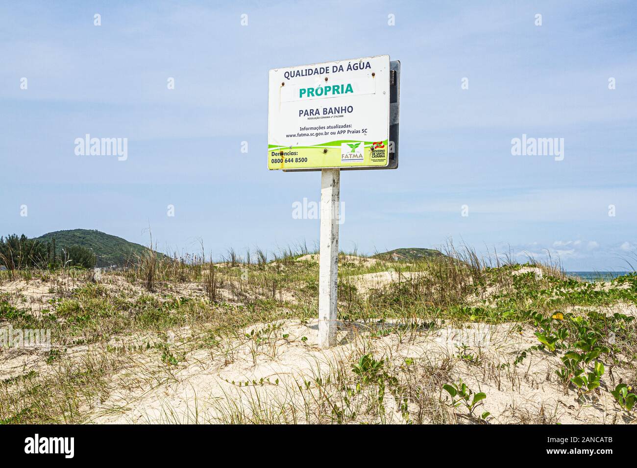 Qualità delle acque di balneazione segno di monitoraggio a Vila Beach. Imbituba, Santa Catarina, Brasile. Foto Stock