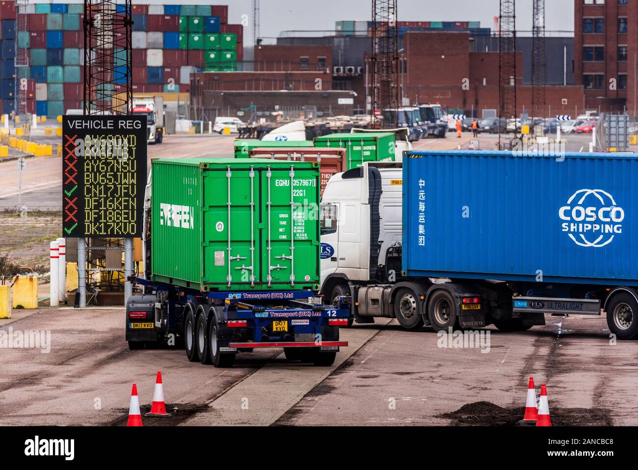 Esportazioni britanniche - camion portacontainer coda per il rientro di contenitori per l'esportazione a Felixstowe Docks. Felixstowe porta è più grande del Regno Unito contenitore porta. Foto Stock