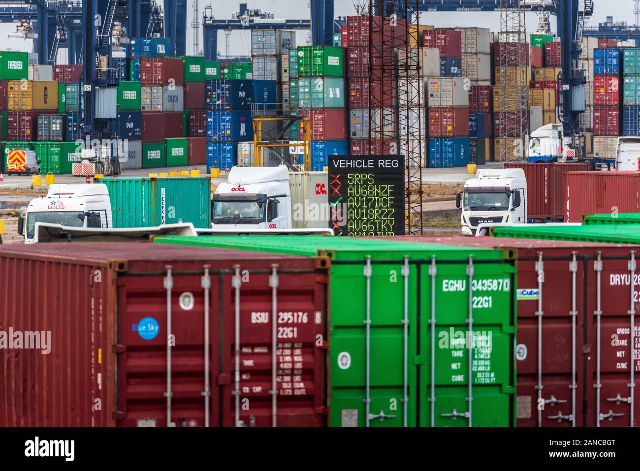 Esportazioni britanniche - camion portacontainer coda per il rientro di contenitori per l'esportazione a Felixstowe Docks. Felixstowe porta è più grande del Regno Unito contenitore porta. Foto Stock
