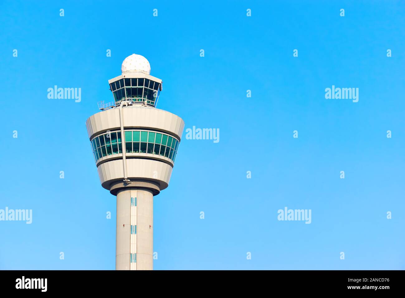 La torre di controllo dell'aria su un aeroporto nei Paesi Bassi contro un cielo blu con spazio per le copie Foto Stock