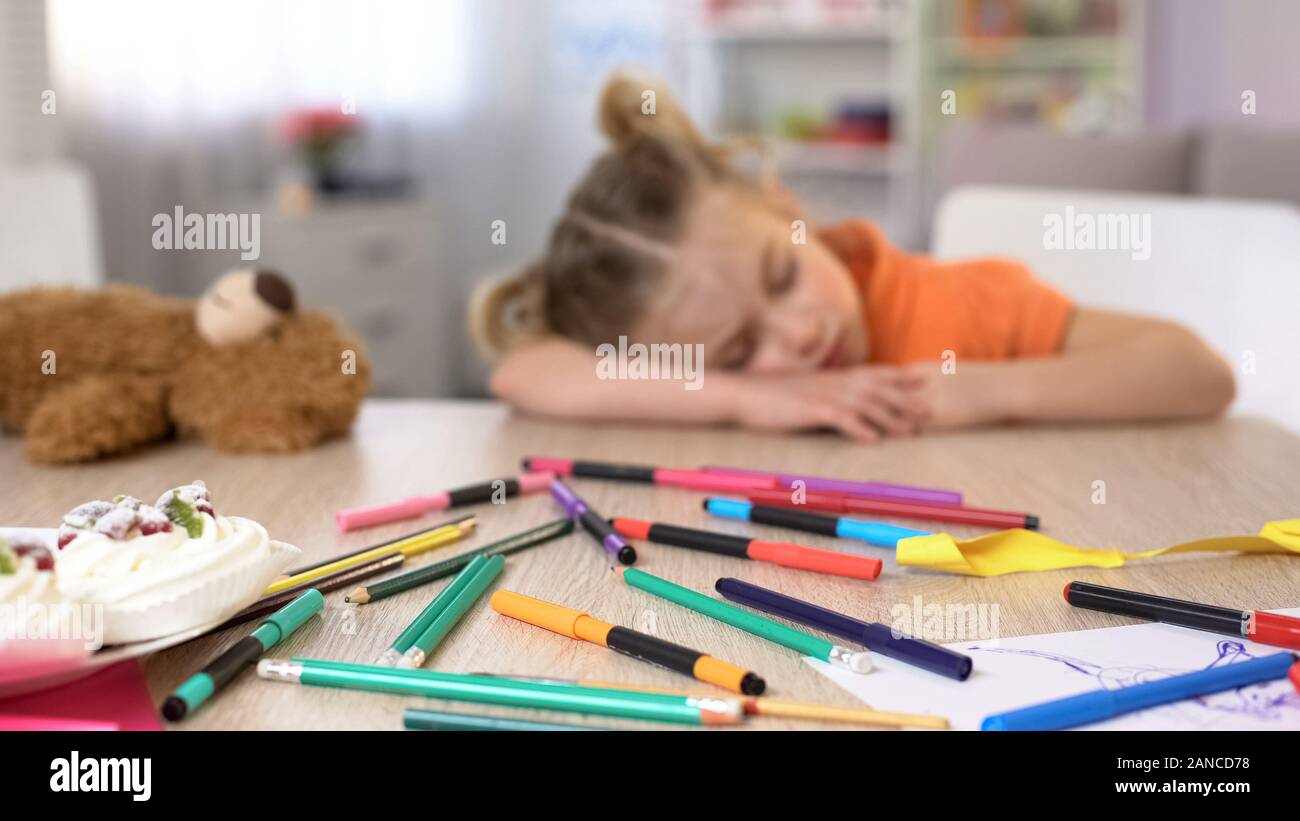 Stanco preschooler a dormire la scrivania, classe di trivellazione, scuola elementare istruzione Foto Stock