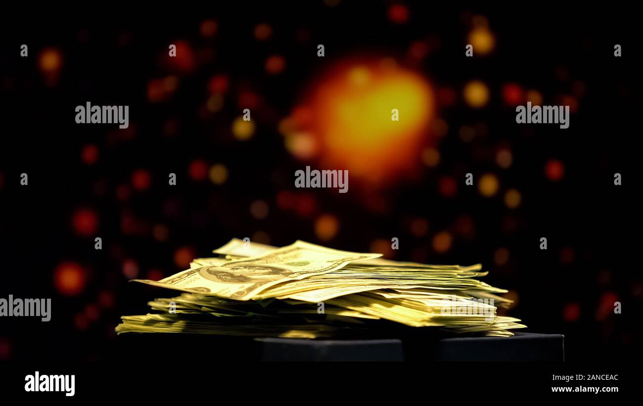 Pila di denaro su sfondo spumanti, vincite nel casinò, le scommesse di successo Foto Stock