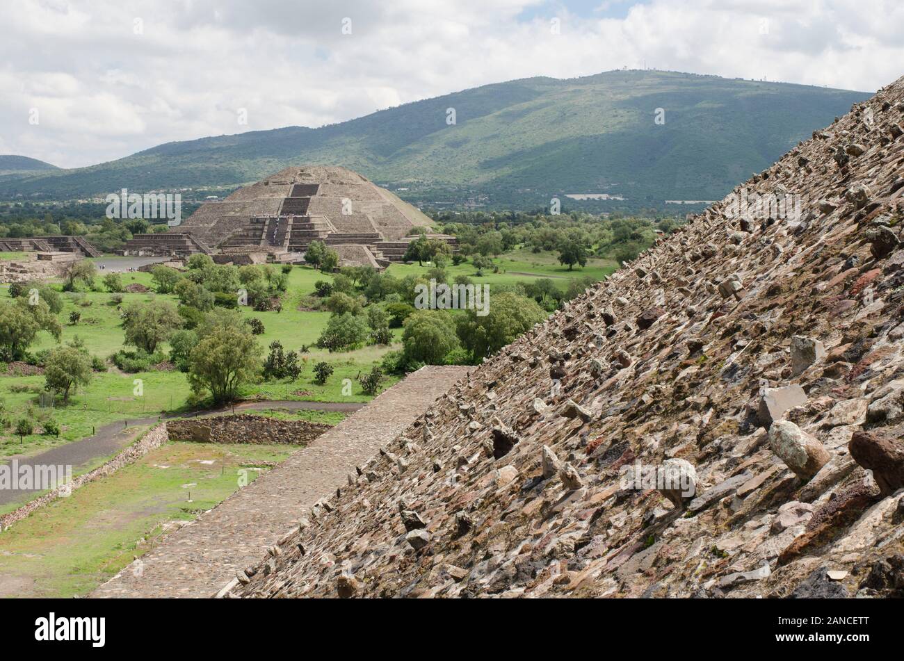 Rudolphs Schatzkiste Piramide Di Natale In Legno - 47 Cm, Con Montagne E Presepe, Artigianato Dei Monti Metalliferi
