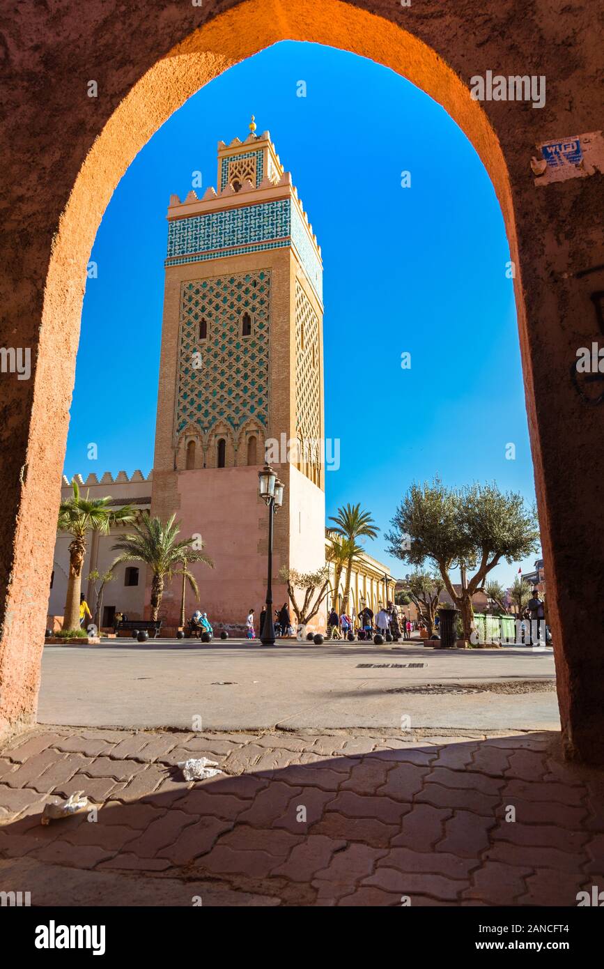 Minareto della Moschea situato nel quartiere medina di Marrakech, Marocco Foto Stock