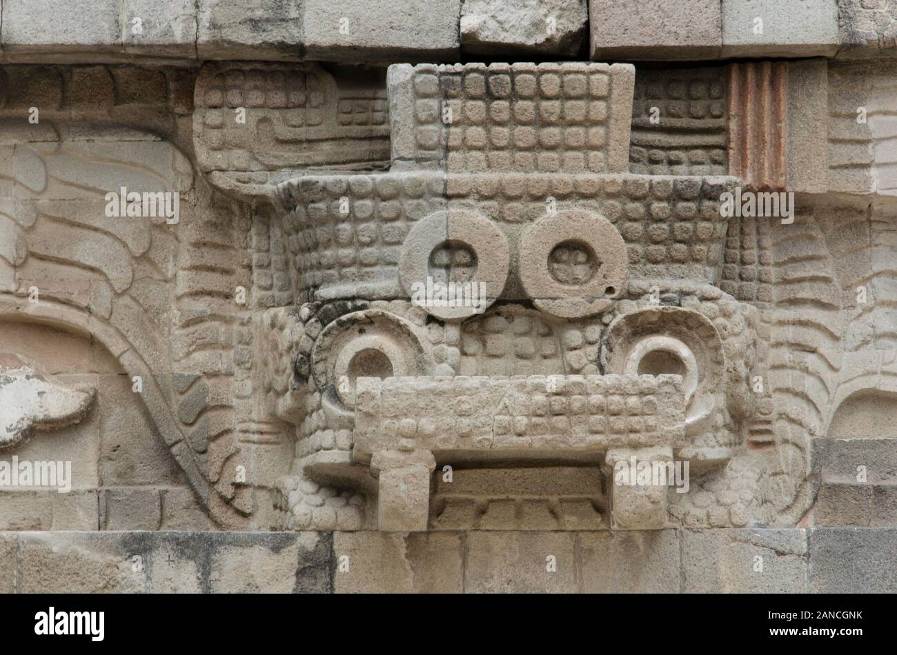 Tlaloc testa in pietra nel tempio del serpente piumato, Quetzalcoatl, in Teotihuacan, un prehispanic Mesoamerican città situata nella valle di Mexic Foto Stock