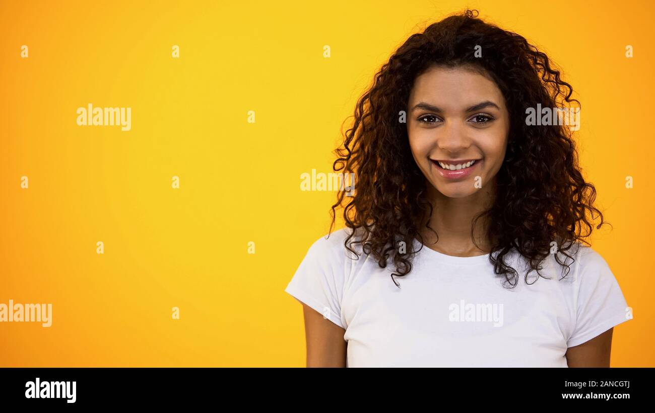 Felice afro-americane donna sorridente fotocamera, studentessa, wellness, la femminilità Foto Stock