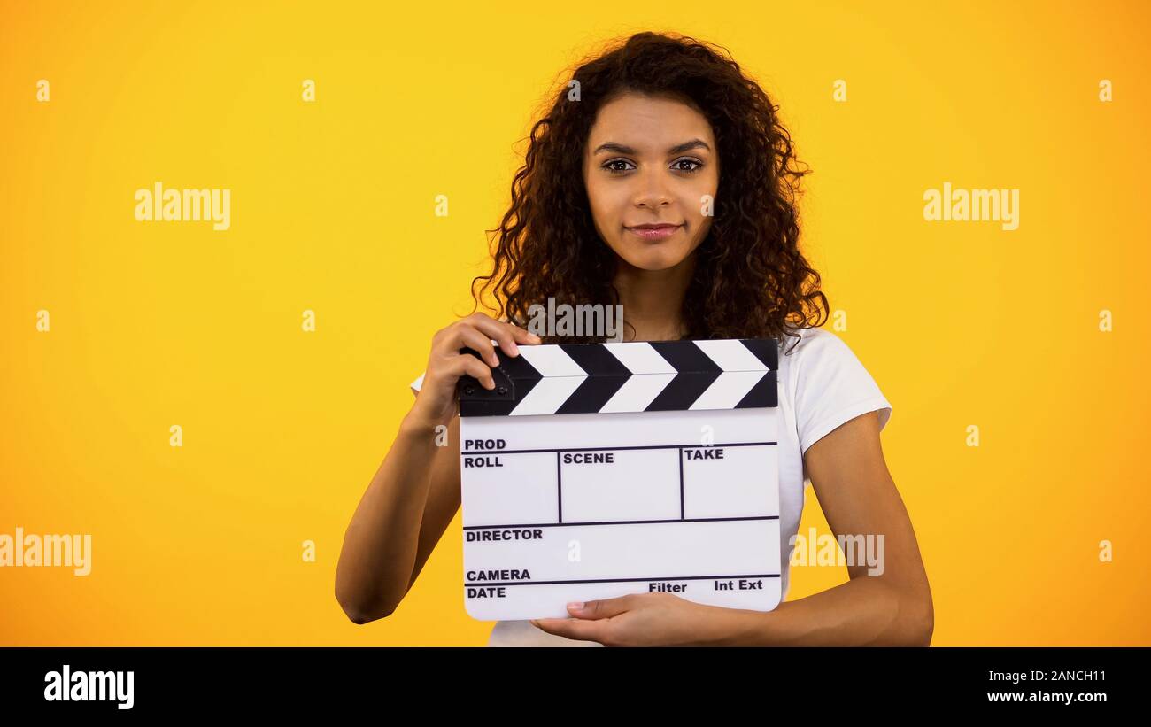 Attraente donna nera azienda battaglio bordo, film studio, attore audition, clip Foto Stock
