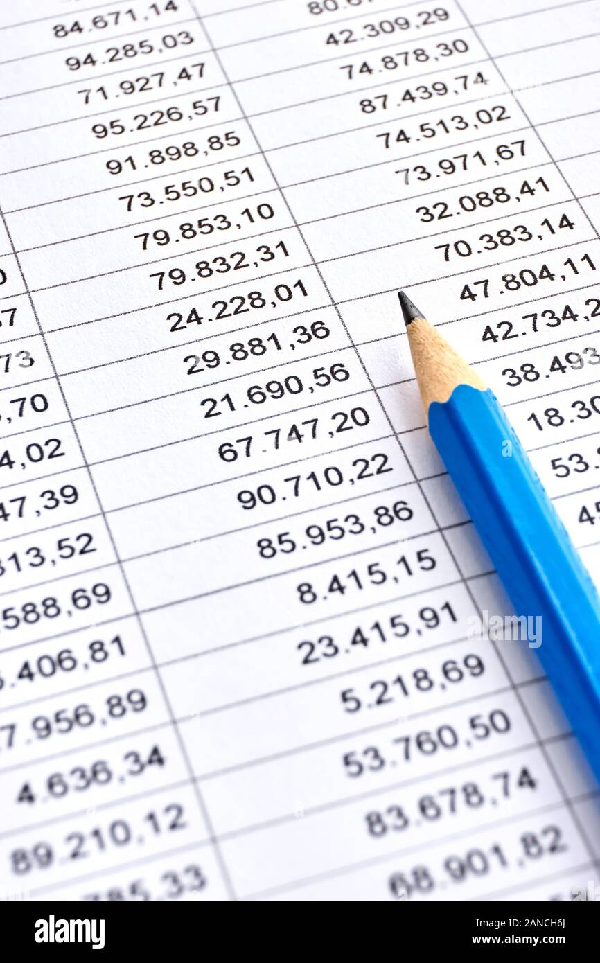 Matita blu su un foglio di carta bianca con stampa finanziaria dati numerici tabella con colonne. La contabilità di bilancio, profitto, fiscale e delle finanze concetto. Foto Stock