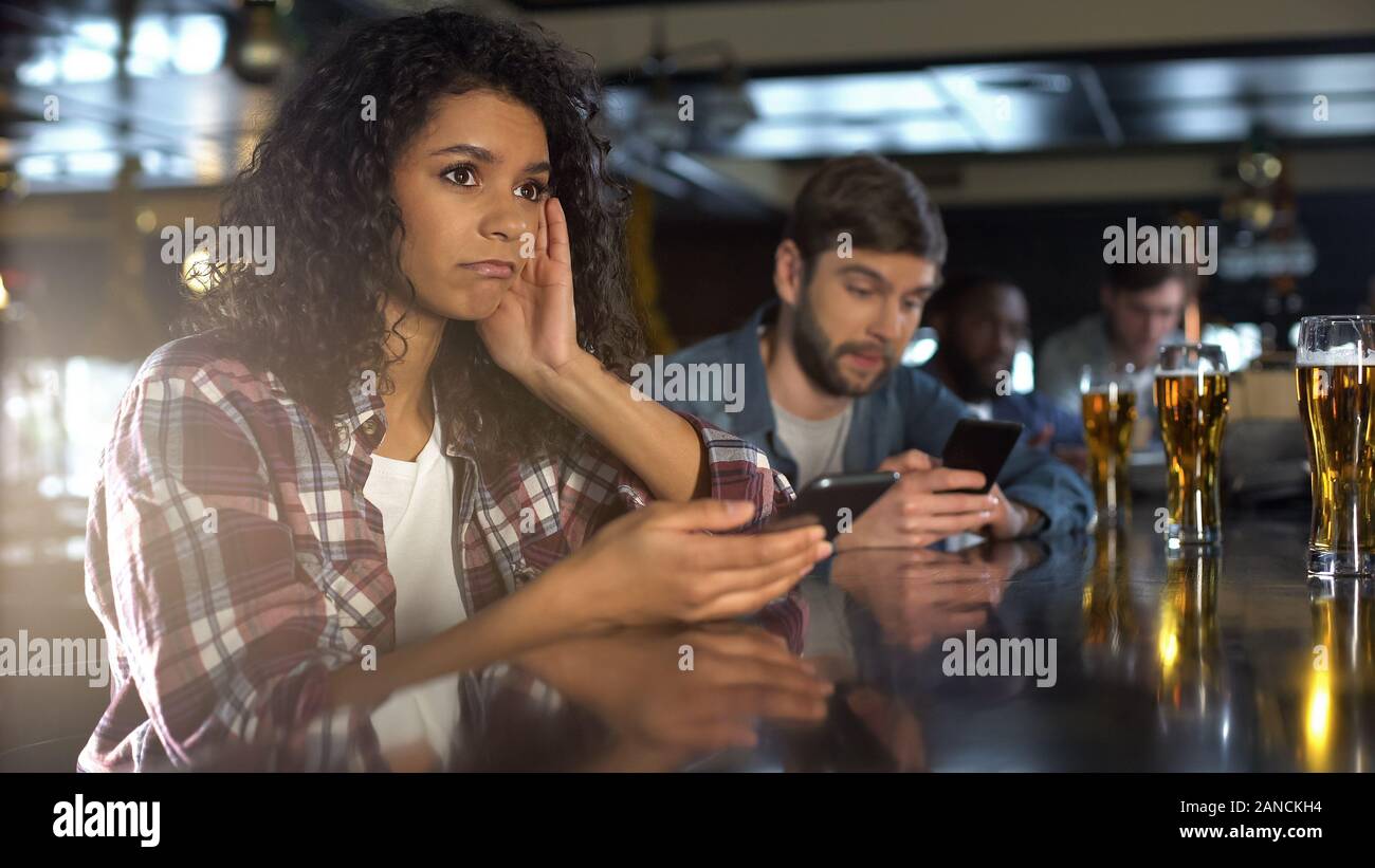 Deluso persone monitoraggio scommesse online in telefoni, perdendo denaro in gioco d'azzardo Foto Stock