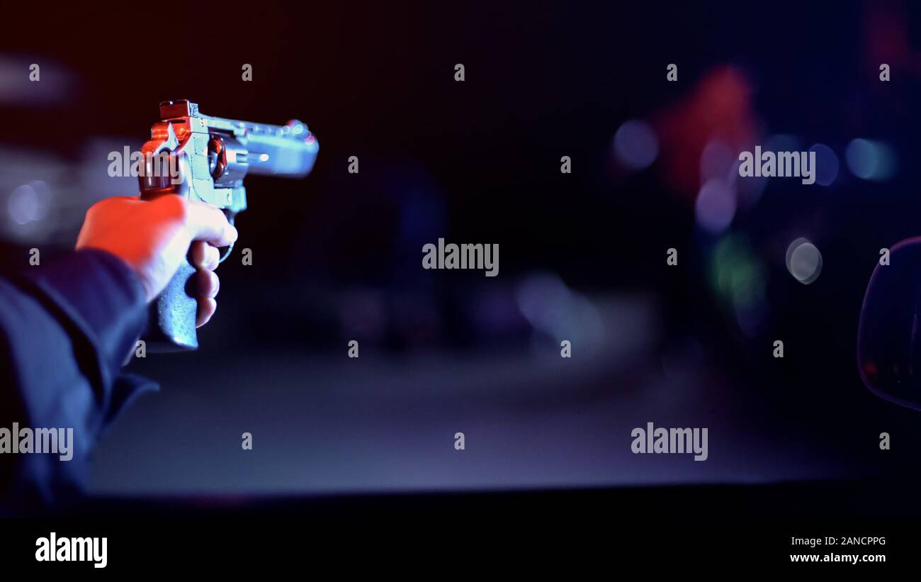 I poliziotti guardando gli uomini battendo la persona innocente e puntamento per shot, basso e ordine Foto Stock