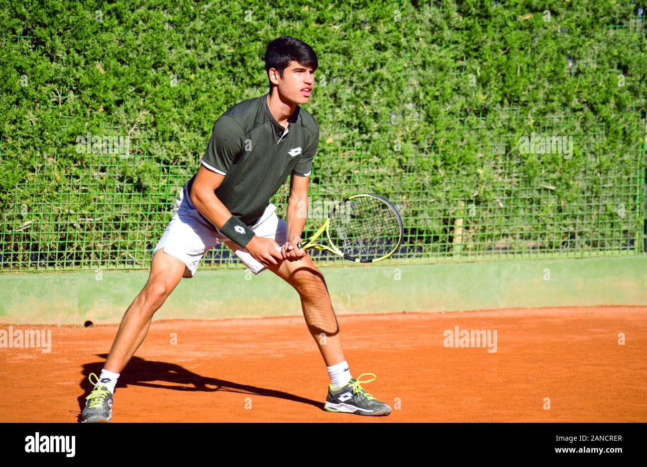 Murcia, Spagna, 26 dicembre 2019: Carlos Alcaraz Garfía un tennista spagnolo che si prepara ad una partita di tennis. Foto Stock