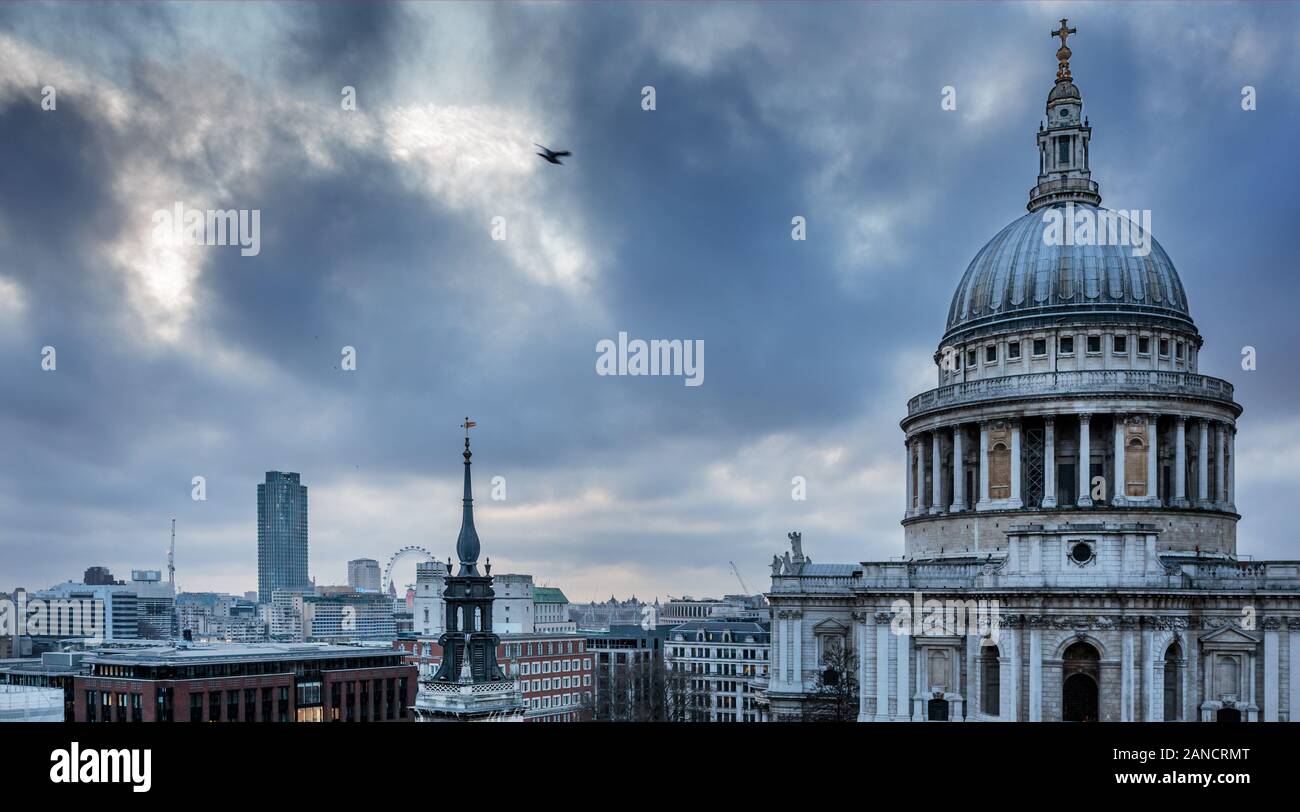 Skyline di Londra con la Cattedrale di St Paul, Londra, Inghilterra, Regno Unito. Foto Stock