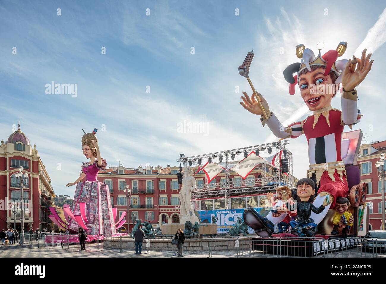 Fontaine du Soleil con carri del Carnevale di Nizza, Costa Azzurra, Costa Azzurra, Francia Foto Stock