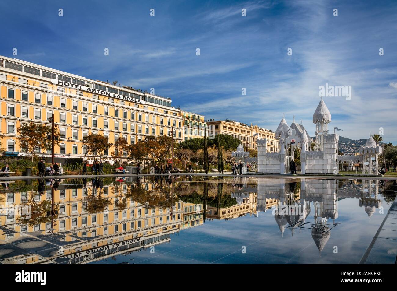 Miroir d’Eau (specchio D’Acqua) nel Parco Promenade du Paillon, Nizza, Costa Azzurra, Costa Azzurra, Francia Foto Stock