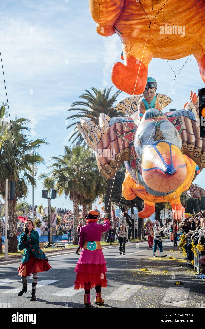 Palloncini giganti alla Flower Parade, Nizza Carnevale, Costa Azzurra, Costa Azzurra, Francia. Foto Stock