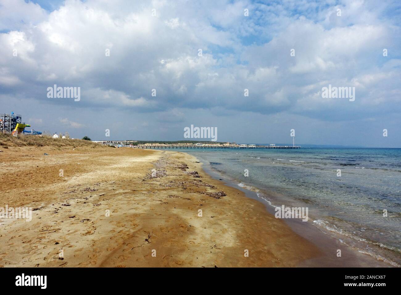 Fast menschenleeren Sandstrand bei Bafra, Karpaz Halbinsel, Türkische Republik Nordzypern Foto Stock