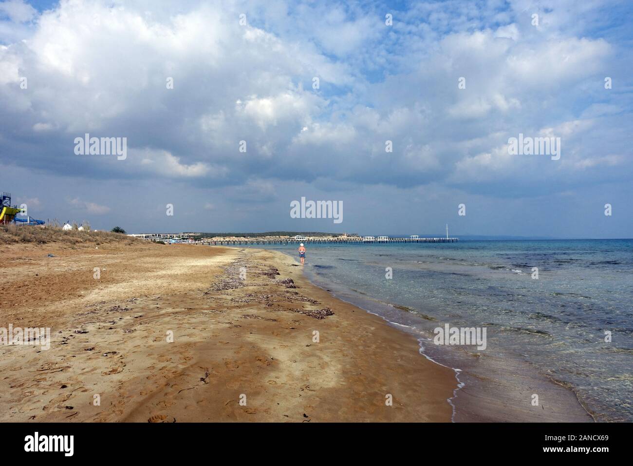 Fast menschenleeren Sandstrand bei Bafra, Karpaz Halbinsel, Türkische Republik Nordzypern Foto Stock