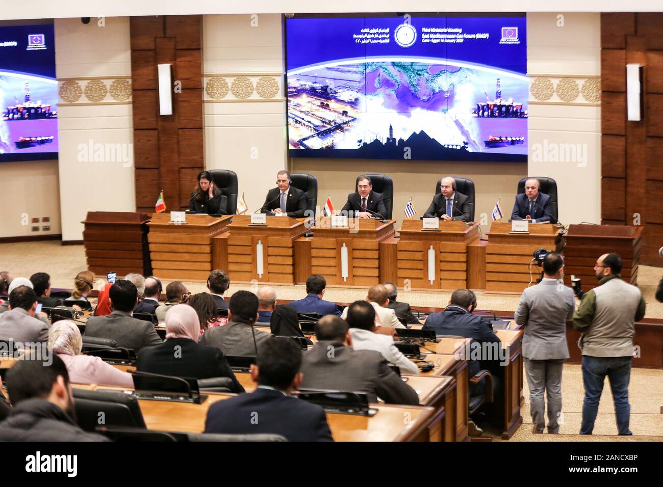 Il Cairo, Egitto. 16 gennaio, 2020. I partecipanti frequentano la terza riunione ministeriale del Mediterraneo orientale Gas Forum (EMGF) al Cairo, in Egitto, il 16 gennaio 2020. Sette paesi giovedì adottato il quadro istituzionale per la creazione del Mediterraneo orientale Gas Forum che sarà basato in Cairo. Credito: Mohamed El Raai/Xinhua/Alamy Live News Foto Stock