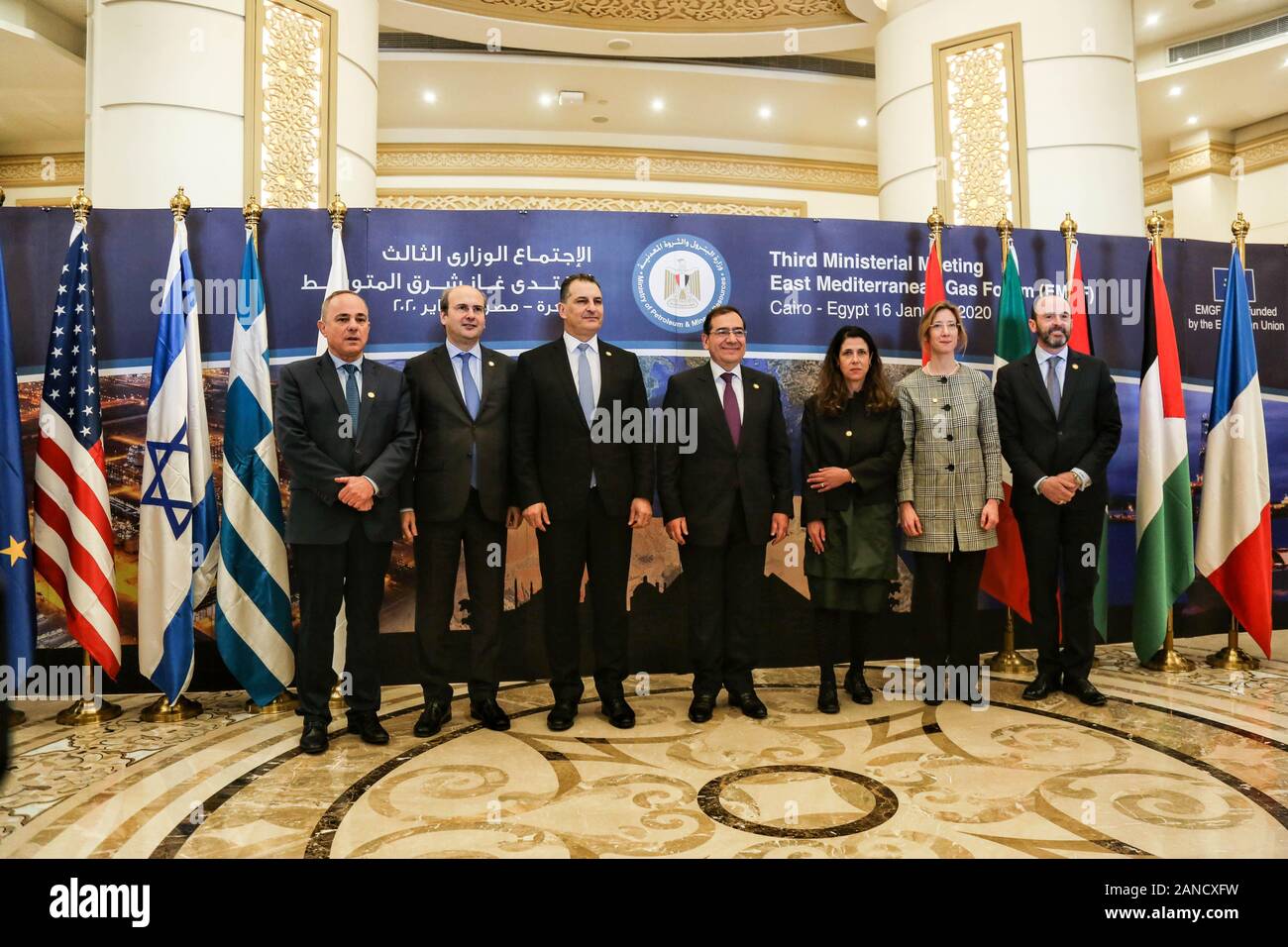 Il Cairo, Egitto. 16 gennaio, 2020. I partecipanti pongono per le foto di gruppo durante la terza riunione ministeriale del Mediterraneo orientale Gas Forum (EMGF) al Cairo, in Egitto, il 16 gennaio 2020. Sette paesi giovedì adottato il quadro istituzionale per la creazione del Mediterraneo orientale Gas Forum che sarà basato in Cairo. Credito: Mohamed El Raai/Xinhua/Alamy Live News Foto Stock