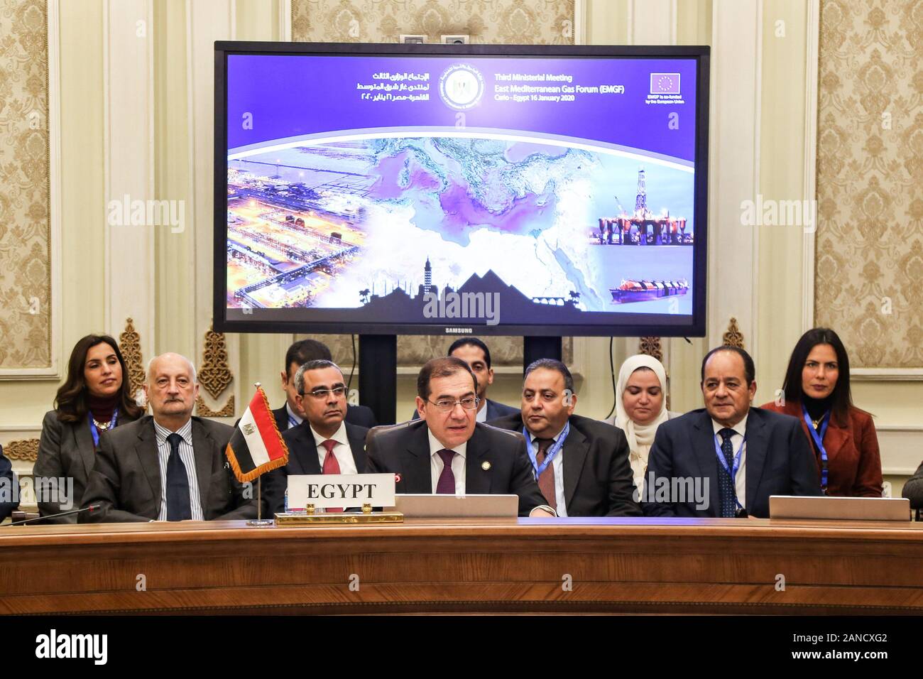 Il Cairo, Egitto. 16 gennaio, 2020. Il ministro egiziano del petrolio Tarek al-molla (C) parla durante la terza riunione ministeriale del Mediterraneo orientale Gas Forum (EMGF) al Cairo, in Egitto, il 16 gennaio 2020. Sette paesi giovedì adottato il quadro istituzionale per la creazione del Mediterraneo orientale Gas Forum che sarà basato in Cairo. Credito: Mohamed El Raai/Xinhua/Alamy Live News Foto Stock