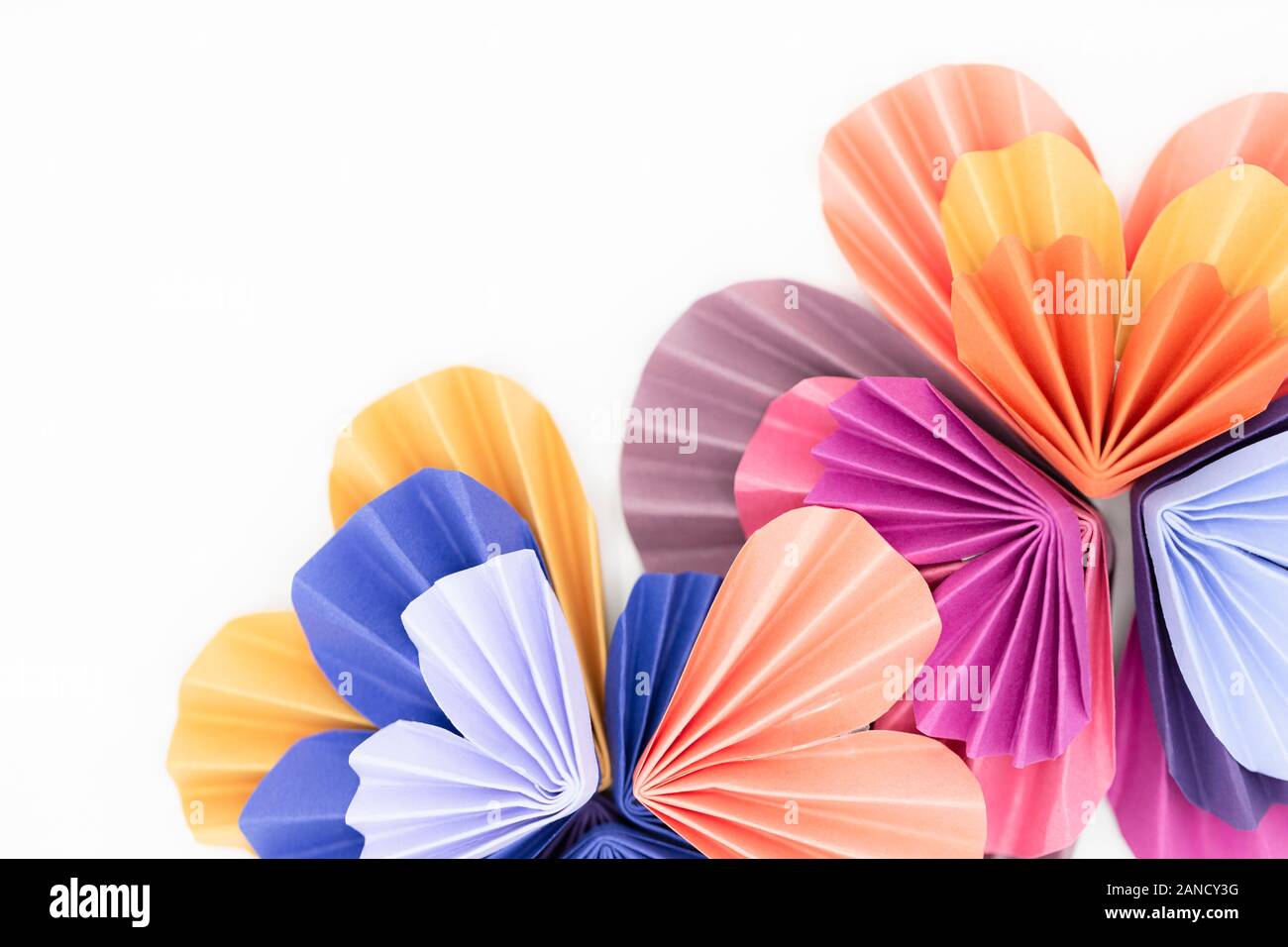 Carta multicolore origami cuori disposti per fare fiore disegno Foto Stock