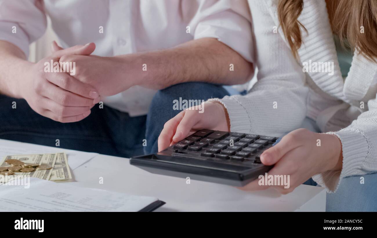 Paio di conteggio denaro stipendio, la pianificazione di bilancio, un basso reddito della famiglia media Foto Stock