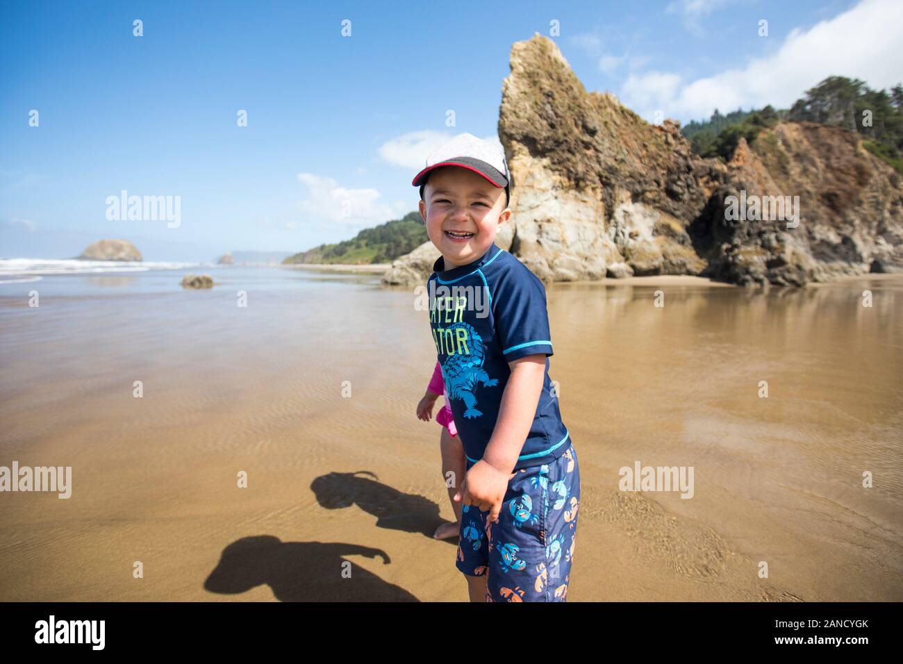 ritratto di ragazzo felice sorridente in spiaggia. Foto Stock