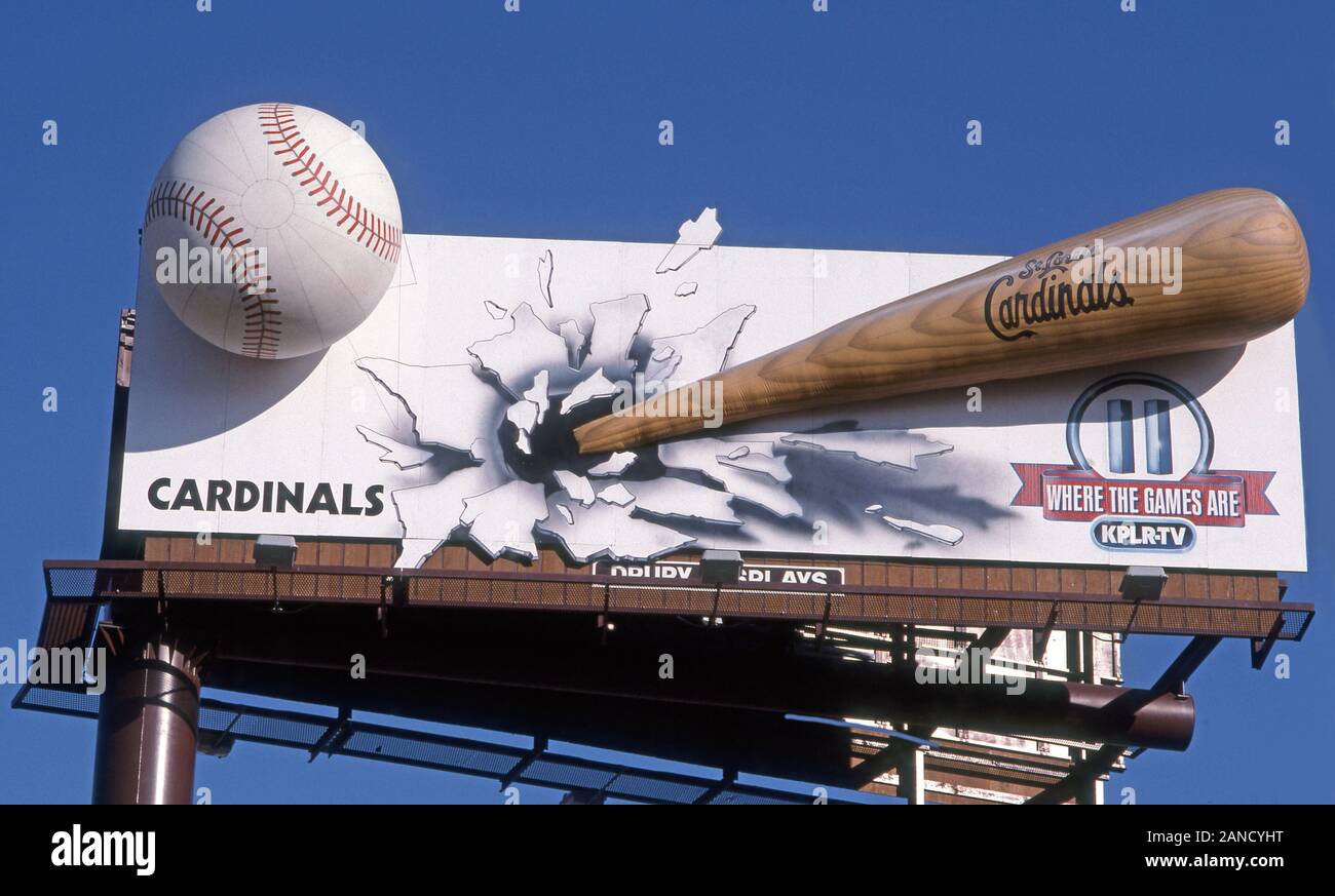 Billboard con elementi tridimensionali promuove le partite di baseball televisive dei St. Louis Cardinals a St. Louis, Missouri. Foto Stock