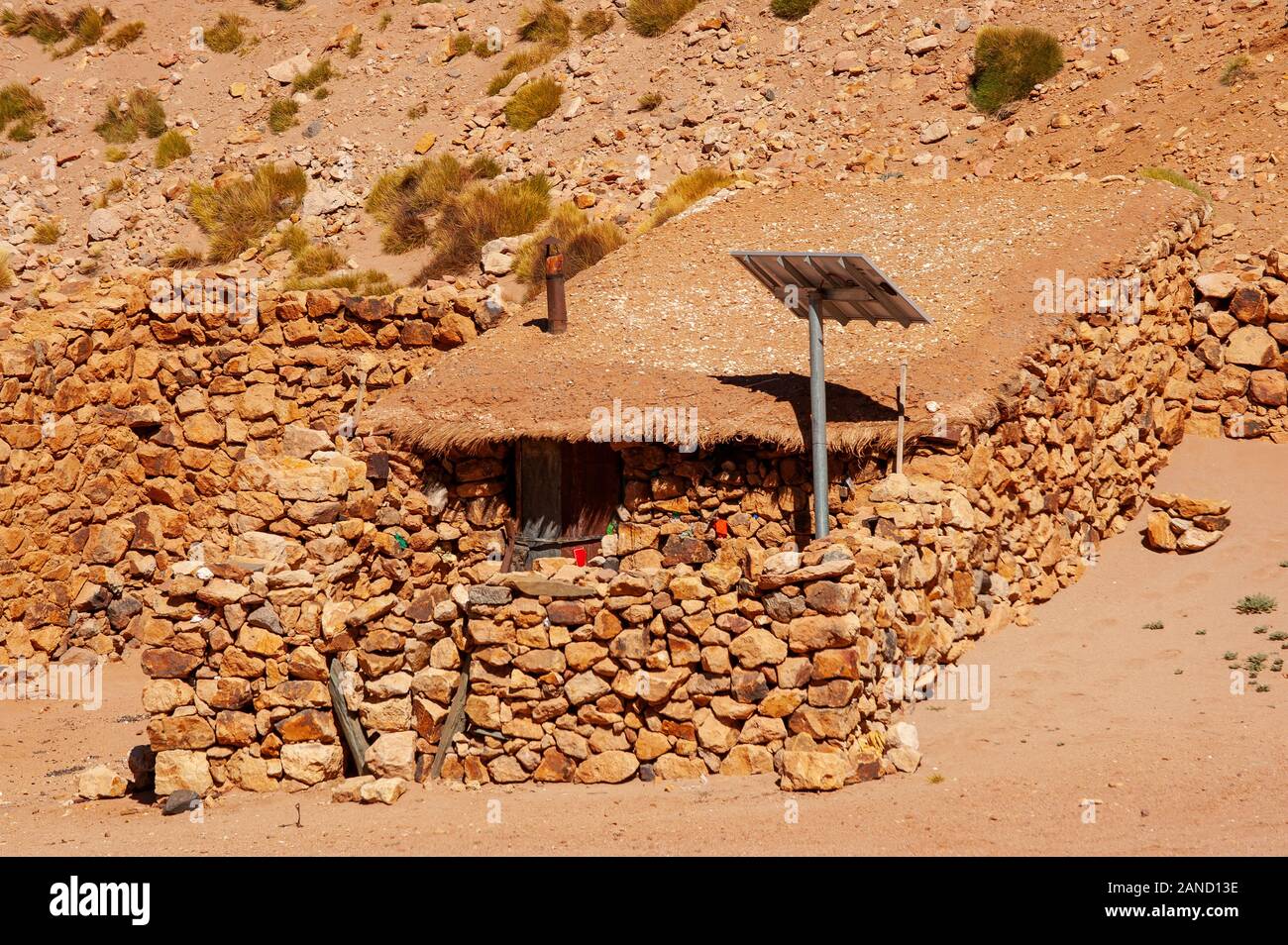 Casa fatta di pietre a destra dalla strada Ruta 51, vicino a San Antonio de Los Cobres, sul modo di Paso Sico sul confine del Cile, Argentina Foto Stock