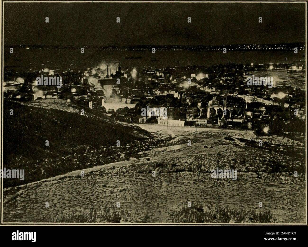 La storia e la leggenda di Howard avenue e la strada a serpentina, Grymes Hill, Staten Island . ARK. Riconoscimenti. In quella che è di seguire non parlo asone avente autorità, ma piuttosto come un record scribewho l apprendimento degli altri. Principalmente sono grata al sig. Edward C.Delavan, la cui conoscenza della terra transferson l isola è eccezionalmente ampio andaccurate, e che è stata la mia guida tomuch che ha dimostrato di interesse. A Mr.William T. Davis e i suoi nomi vecchi andPlaces. Per i Sigg. Alfred De Groot, Dan-iel Wandel, sceriffo Denyse, E. D. Clark,che ha vissuto su Howard avenue da 1843 a1857; J. Foto Stock