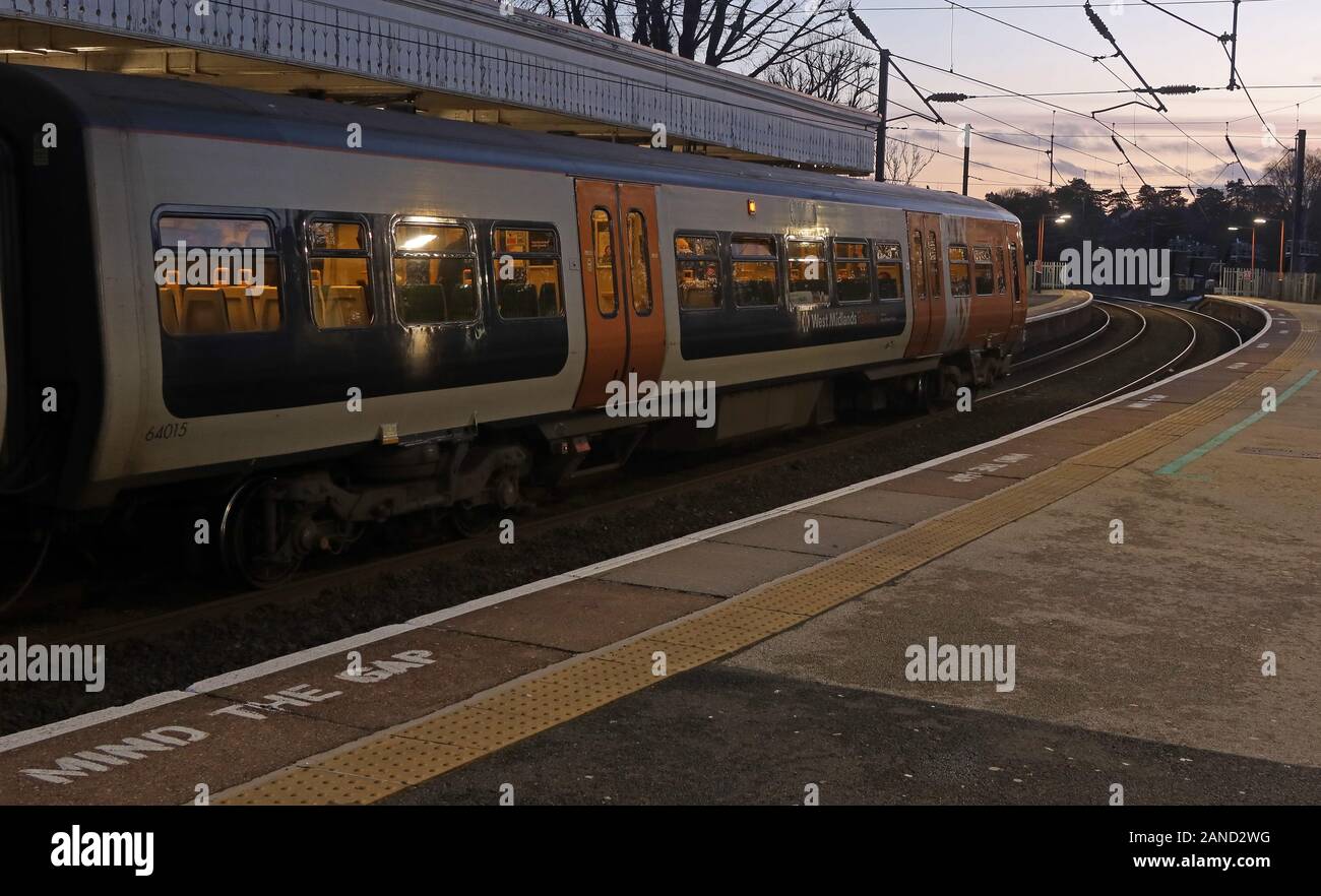 West Midlands ferroviarie, treno alla piattaforma, Sutton Coldfield stazione, West Midlands, England, Regno Unito, B73 6AQ Foto Stock