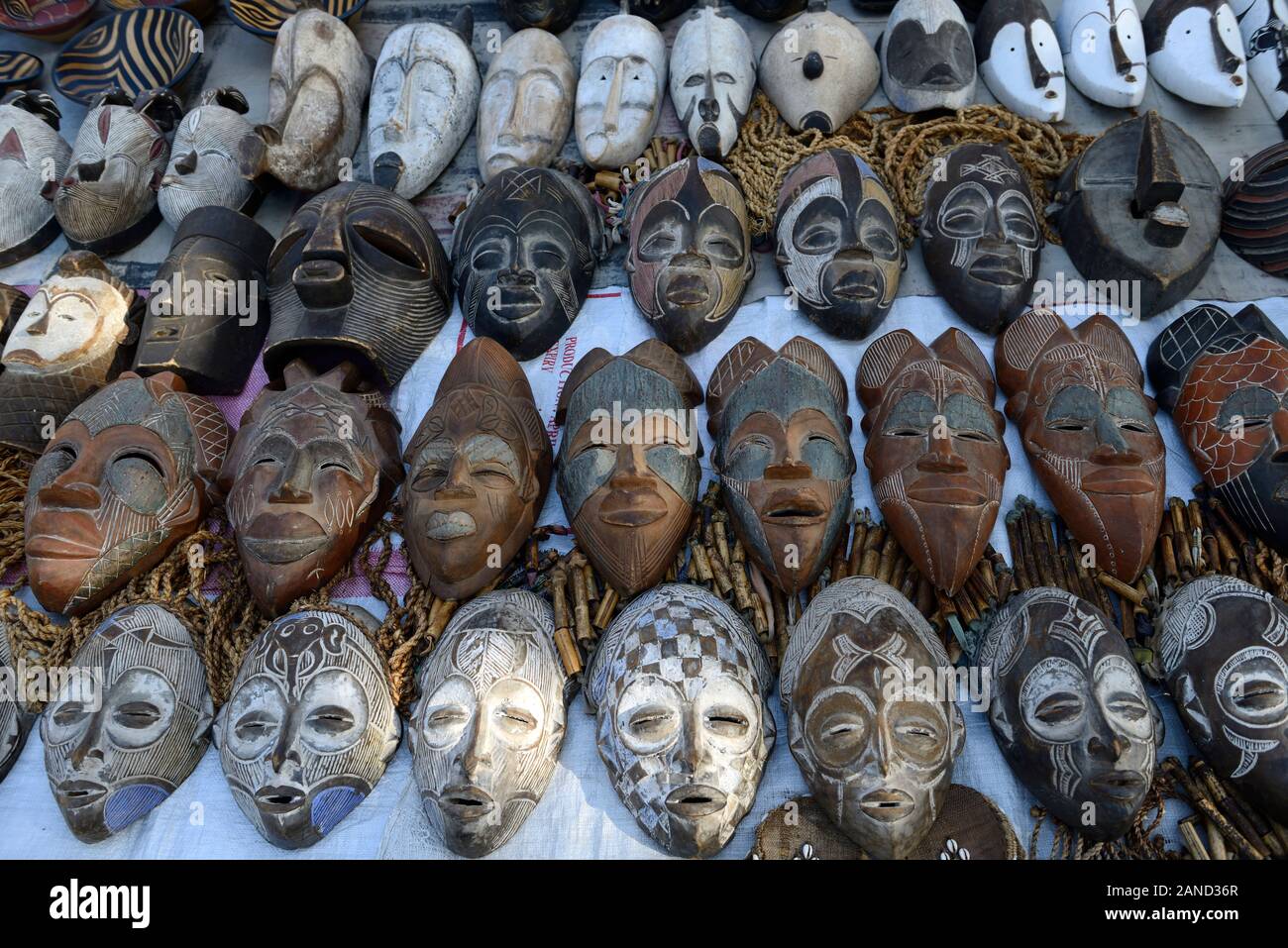Tribal maschere viso,mascherina africana, legno,maschere di legno di legno,maschere viso,in vendita,vendere,per la vendita,mercato,mercati,street market,Swakopmund, Namibia, RM Africa Foto Stock