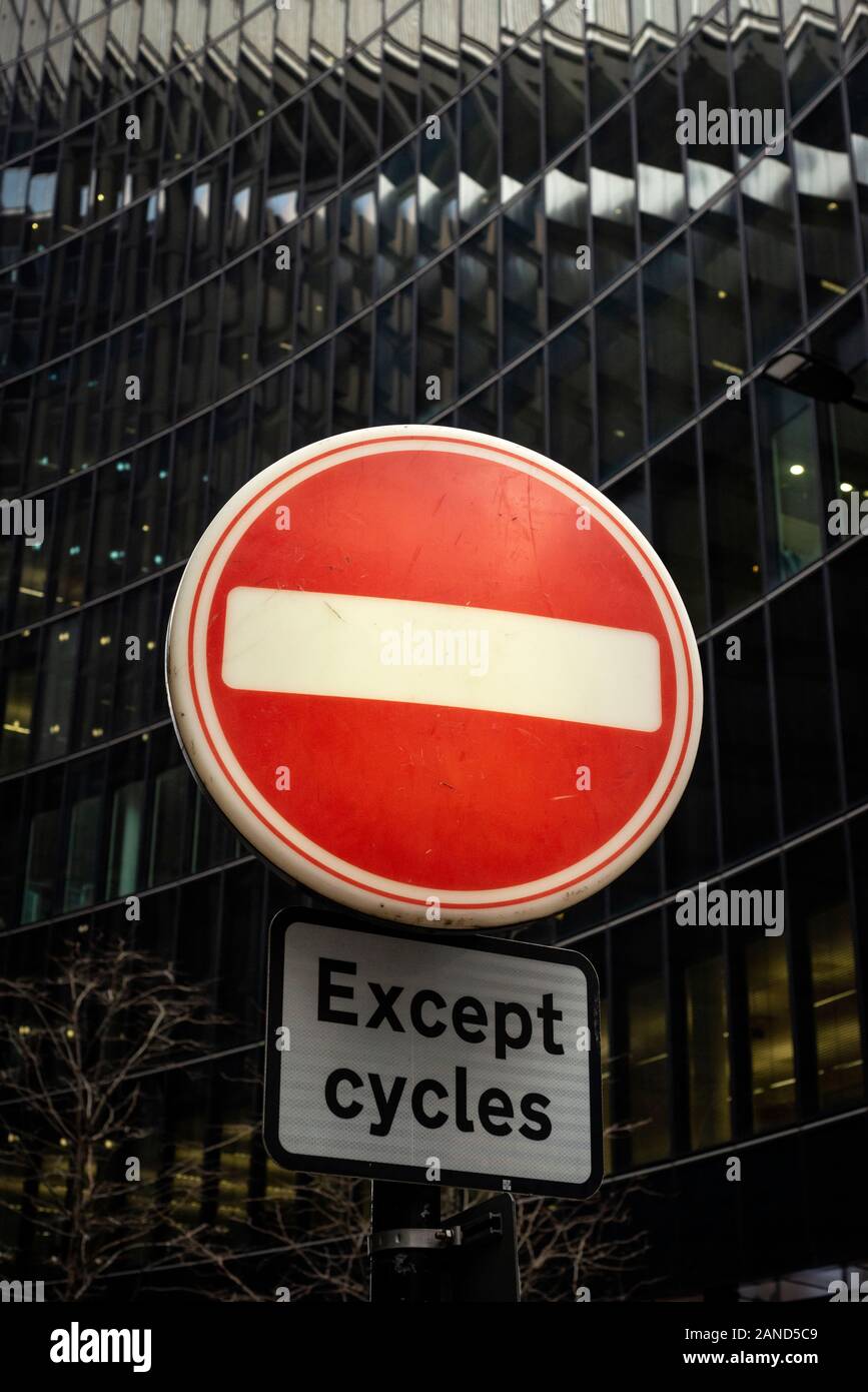 Vista urbana grafica a contrasto di No Entry tranne il segnale stradale del traffico di biciclette contro la facciata di edificio in vetro di Willis Towers Watson nella città di Londra, Regno Unito Foto Stock