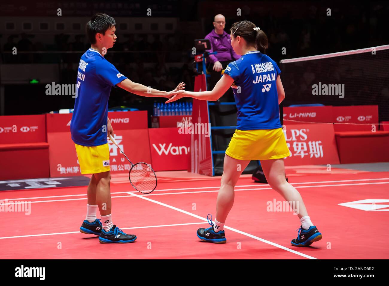 Professionali giapponesi badminton giocatori Yuta Watanabe e Arisa Higashino competere contro il cinese professional badminton giocatori Zheng Siwei e Huang Foto Stock